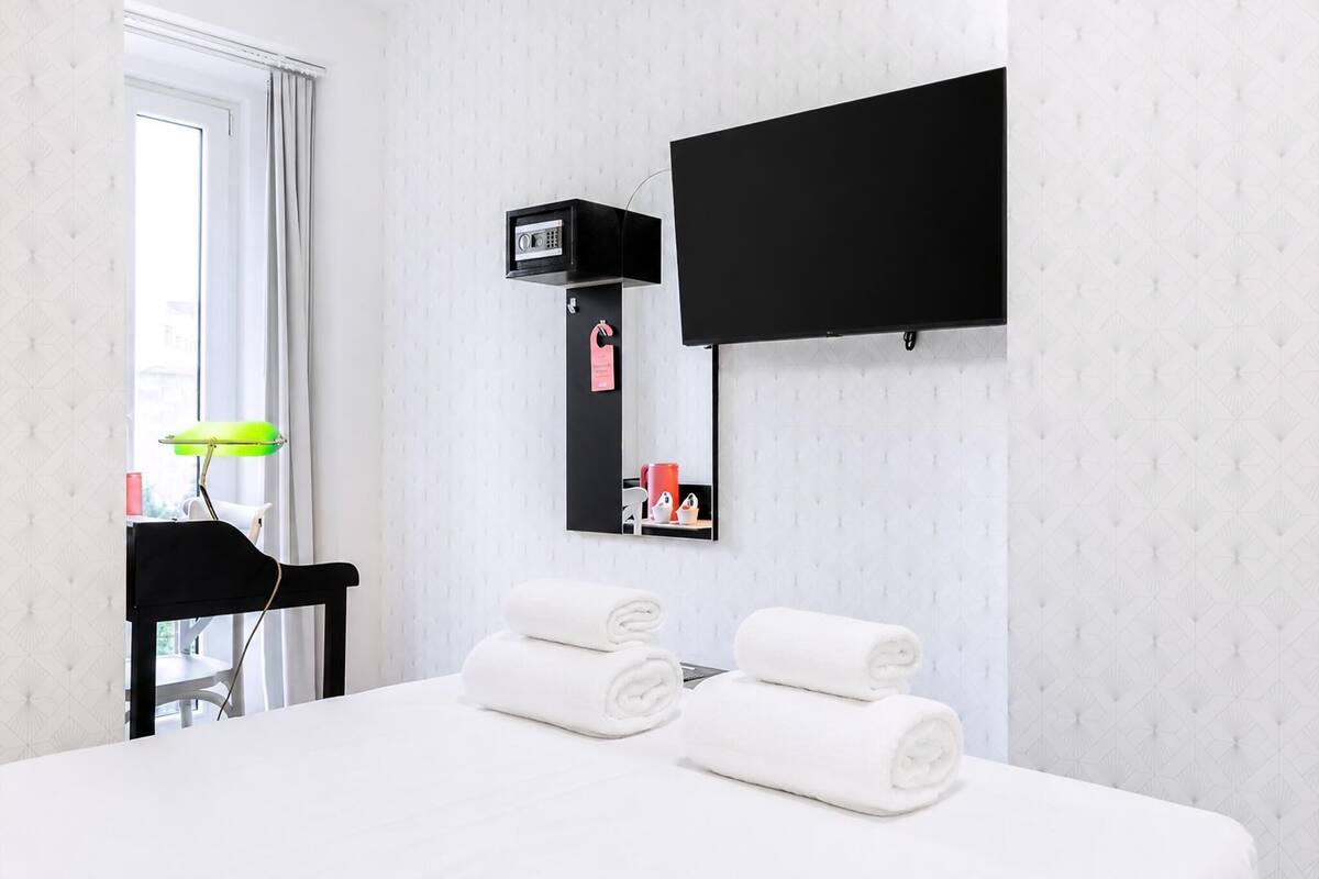 Apartment (Room with Balcony) | Desk, laptop workspace, WiFi (free), bed sheets