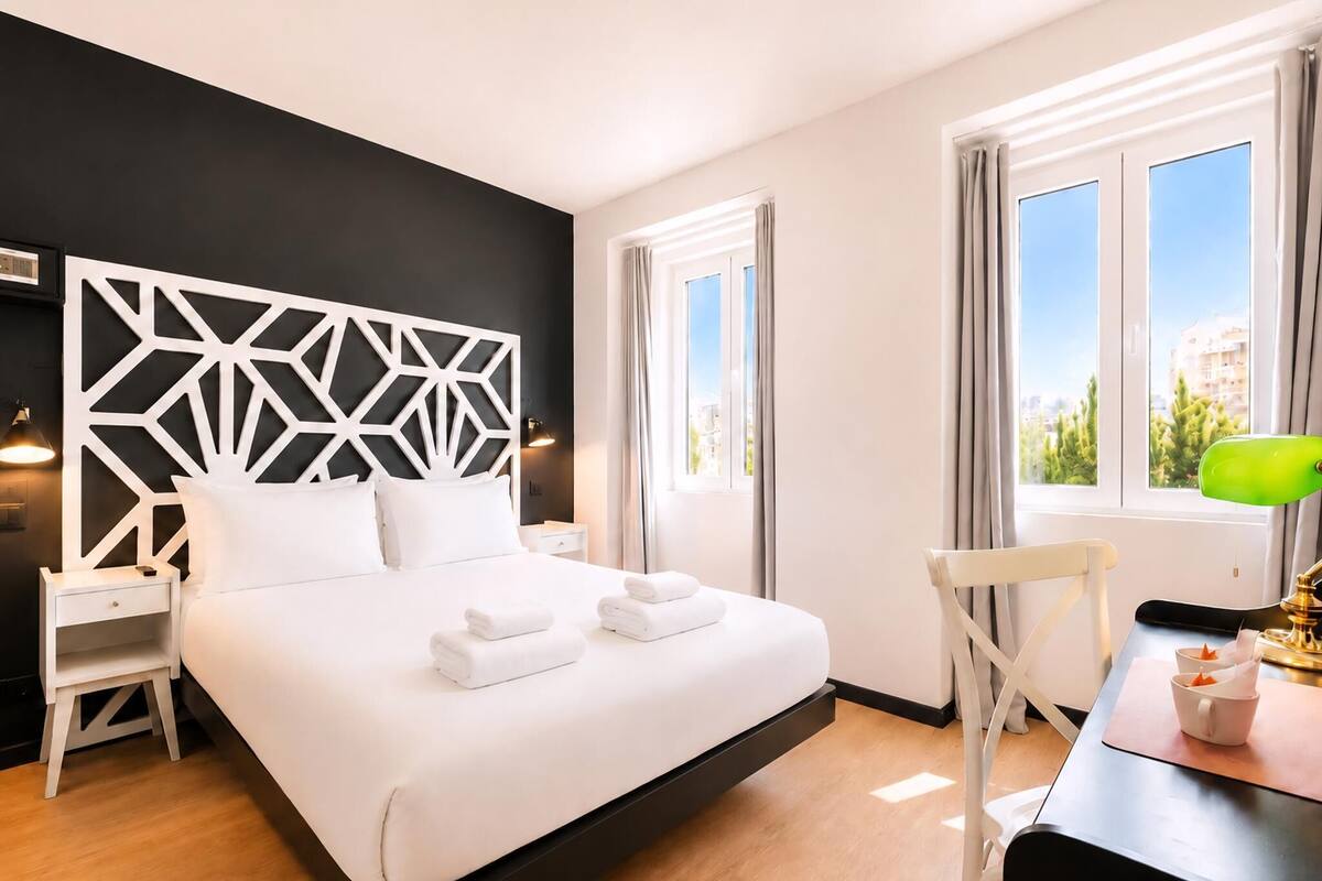 Apartment (Standard Room) | Desk, laptop workspace, WiFi (free), bed sheets