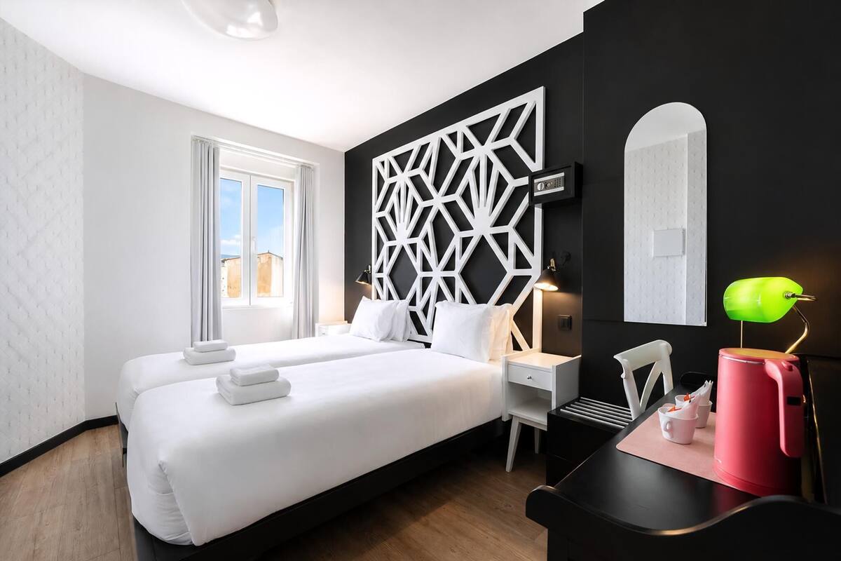 Apartment (Superior Room) | Desk, laptop workspace, WiFi (free), bed sheets
