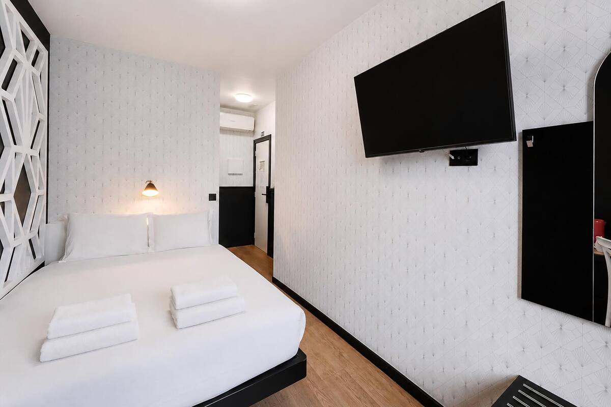 Apartment (Economy Room) | Desk, laptop workspace, WiFi (free), bed sheets