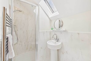 Douche, sĂšche-cheveux, serviettes fournies, shampoing