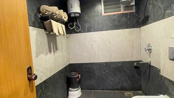 Deluxe Double Room | Bathroom | Soap, shampoo