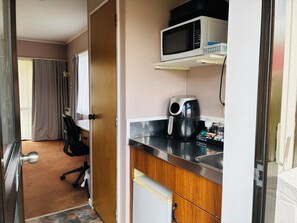 Studio, Patio, Garden View | Private kitchen