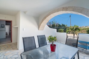 Outdoor dining - Apartment 'Angel's  2' with Shared Terrace, Wi-Fi and Air Conditioning (Κύθηρα)