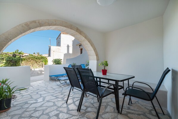 Outdoor dining - Apartment 'Angel's  2' with Shared Terrace, Wi-Fi and Air Conditioning (Κύθηρα)