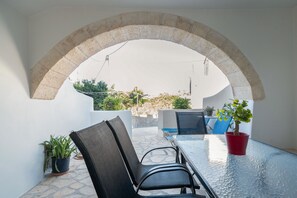 Outdoor dining - Apartment 'Angel's  2' with Shared Terrace, Wi-Fi and Air Conditioning (Κύθηρα)