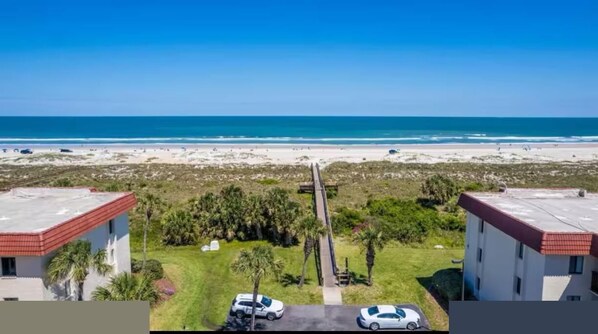 Aurinkotuoleja, rantapyyhkeitä