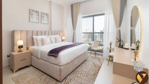 Ein modernes Hotelzimmer mit einem großen Bett, Nachttischlampen, einem Schminktisch mit Spiegel und Blick auf die Stadt durch große Fenster.
