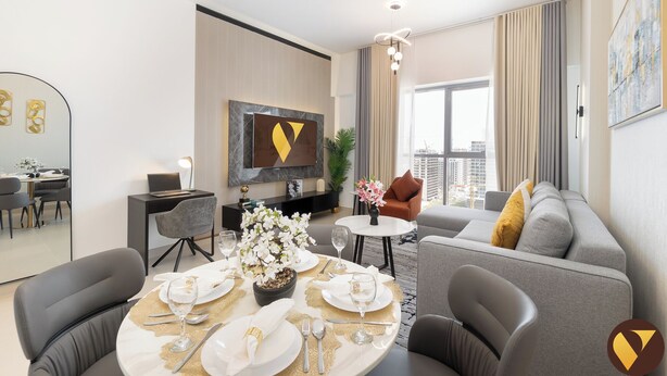 Ein modernes Wohnzimmer mit grauem Sofa, einem Esstisch für vier Personen und einem flachbildfernseher an der Wand.