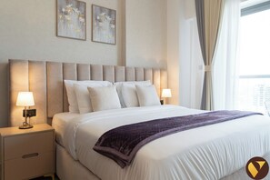 Appartement luxueux, balcon, vue sur la ville | Coffre-fort, décor unique, ameublement unique, fer et planche à repasser