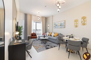 Luksusleilighet, balkong, byutsikt | Strykejern/-brett, barnesenger, wi-fi (inkludert) og sengetøy