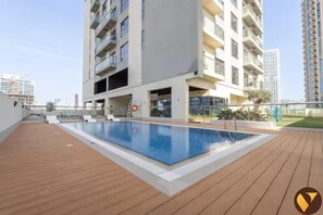 Una piscina al aire libre