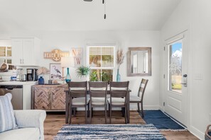 House | In-room dining - Beach House - Sun-kissed Cottage by PHG (Port St. Joe)