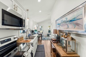 Full-sized fridge, microwave, oven, stovetop