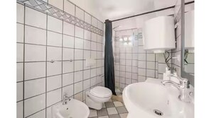 Een douche, een haardroger, een bidet, zeep