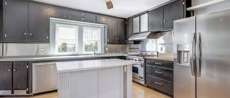 Kylskåp, mikrovågsugn, ugn och spishäll