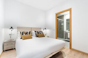 3 bedrooms, desk, iron/ironing board, free WiFi - Your Stylish Barcelona Escape Near Passeig de Gracia (Barcelona)