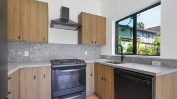 Kylskåp, mikrovågsugn, ugn och spishäll