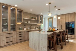 Een koelkast, een magnetron, een oven, een kookplaat