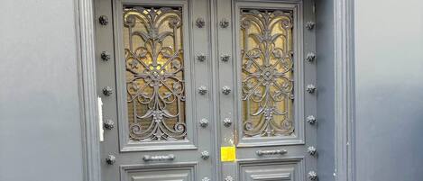 تفاصيل الفندق من الخارج