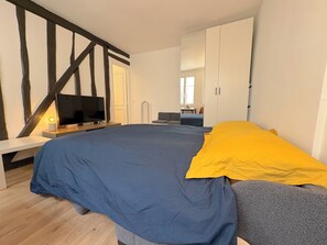 1 bedroom, internet, bed sheets