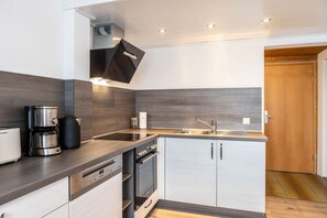 Een koelkast, een microgolfoven, een oven, een kookplaat