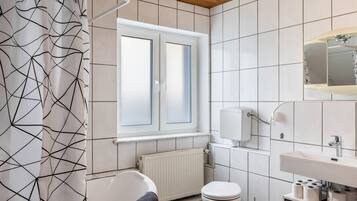 Een douche, een haardroger, handdoeken