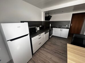 Geladeira, micro-ondas, fogão, cooktop
