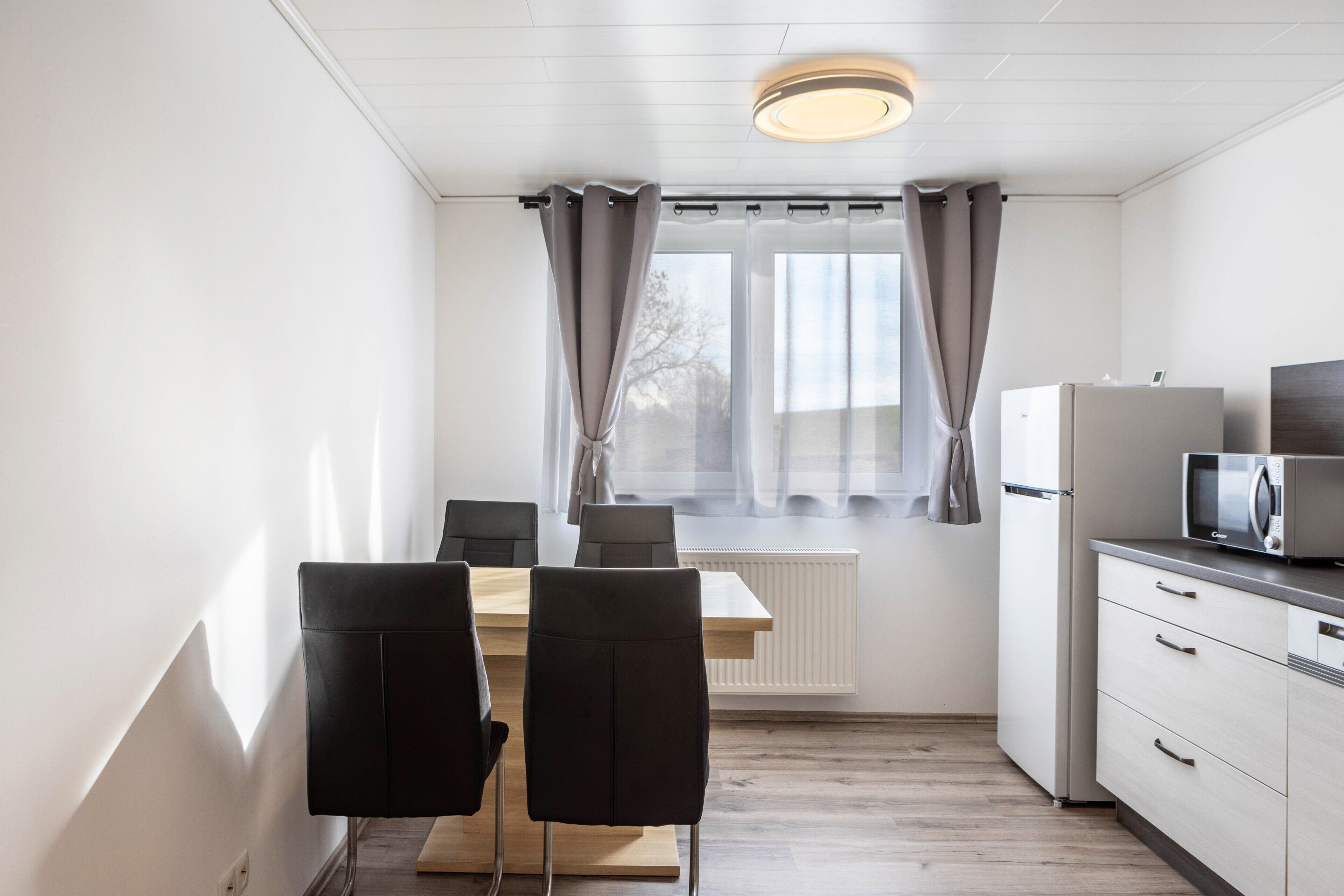 Een koelkast, een magnetron, een oven, een kookplaat