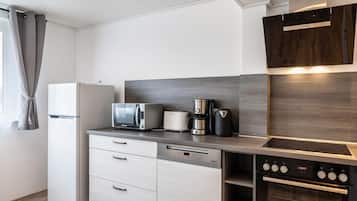 Køleskab, mikrobølgeovn, ovn, kogeplade