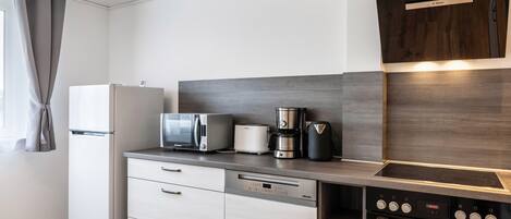 Kühlschrank, Mikrowelle, Ofen, Herdplatte
