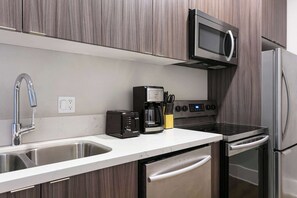 Fridge, microwave, oven, stovetop - Boutique Studio w/ Kitchen | Sleeps 3 in Gaslamp! (San Diego)