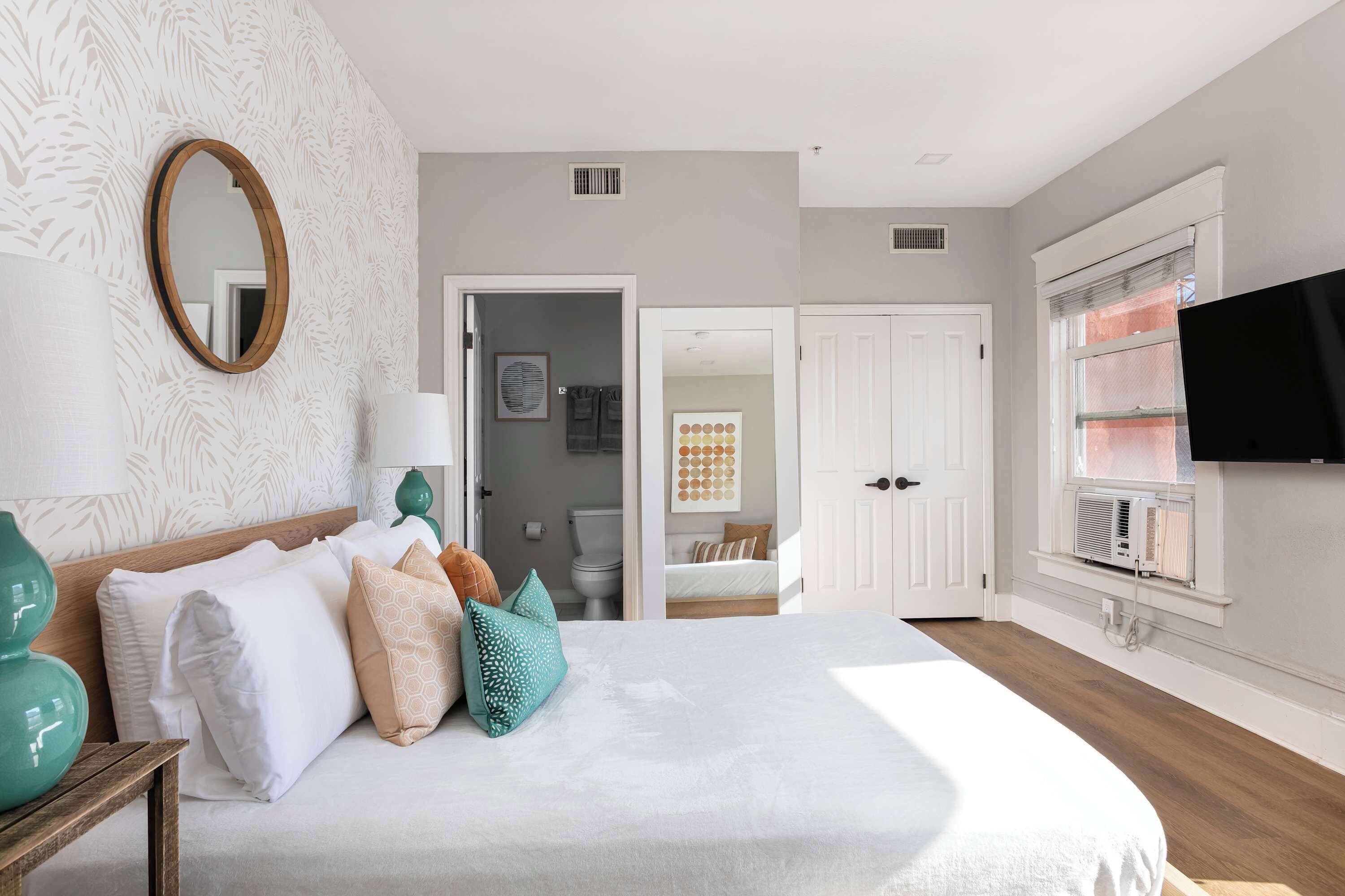 Iron/ironing board, WiFi, bed sheets