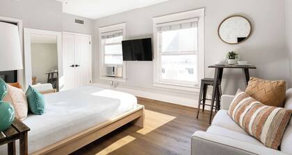 Boutique Studio w/ Kitchen | Sleeps 3 in Gaslamp!