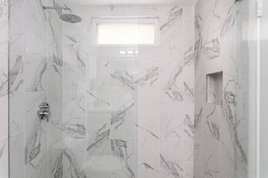 Douche, sèche-cheveux, serviettes fournies