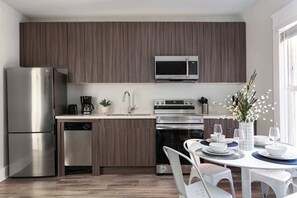 Fridge, microwave, oven, stovetop - Urban Gaslamp Living w/ 100 Walk Score | Sleeps 5! (San Diego)