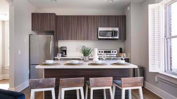 Réfrigérateur, micro-ondes, four, plaque de cuisson