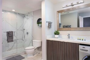 Douche, sèche-cheveux, serviettes fournies