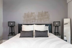2 bedrooms, iron/ironing board, WiFi, bed sheets - Upscale 2BR Walk to Gaslamp Hotspots | Sleeps 5! (San Diego)