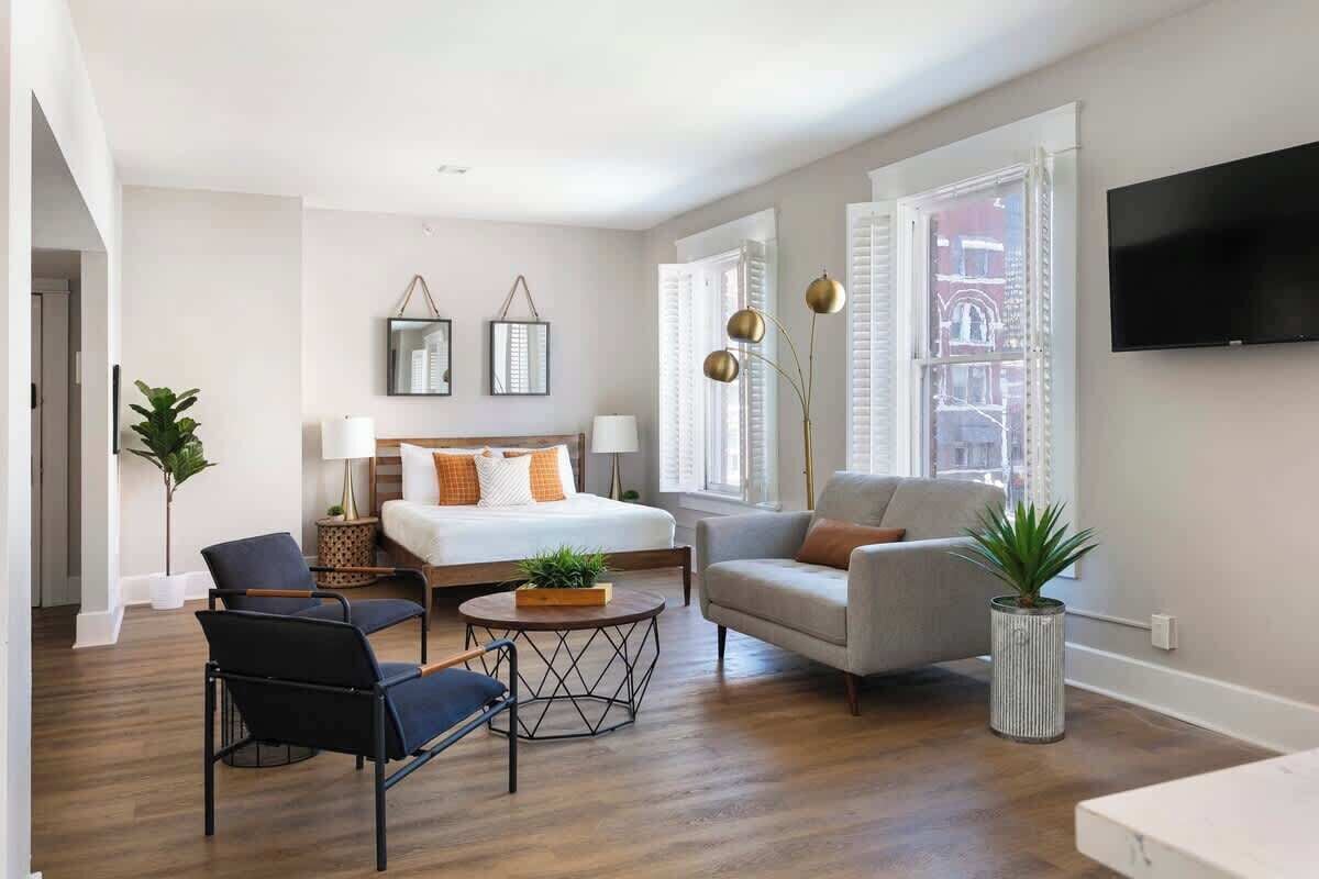 2 habitaciones, tabla de planchar con plancha, wifi y ropa de cama 