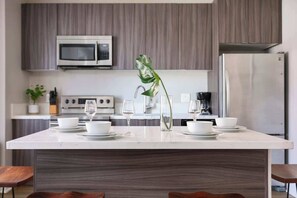 Réfrigérateur, four à micro-ondes, un four, surface de cuisson