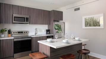 Een koelkast, een magnetron, een oven, een kookplaat