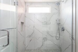 Dusche, Haartrockner, Handtücher, Shampoo