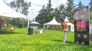 Een evenement buiten met tenten en een spandoek waarop 'Pokot Outdoor Events' staat.