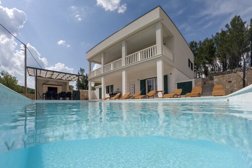 Villa Vallis with pool