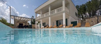 Villa Vallis with pool