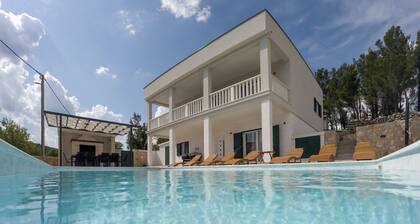 Villa Vallis with pool