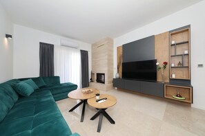 TV - Villa Vallis with pool (Kruševo)