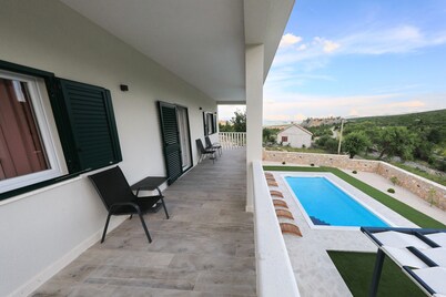 Villa Vallis with pool