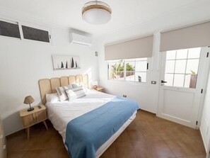 4 bedrooms, iron/ironing board, internet, bed sheets